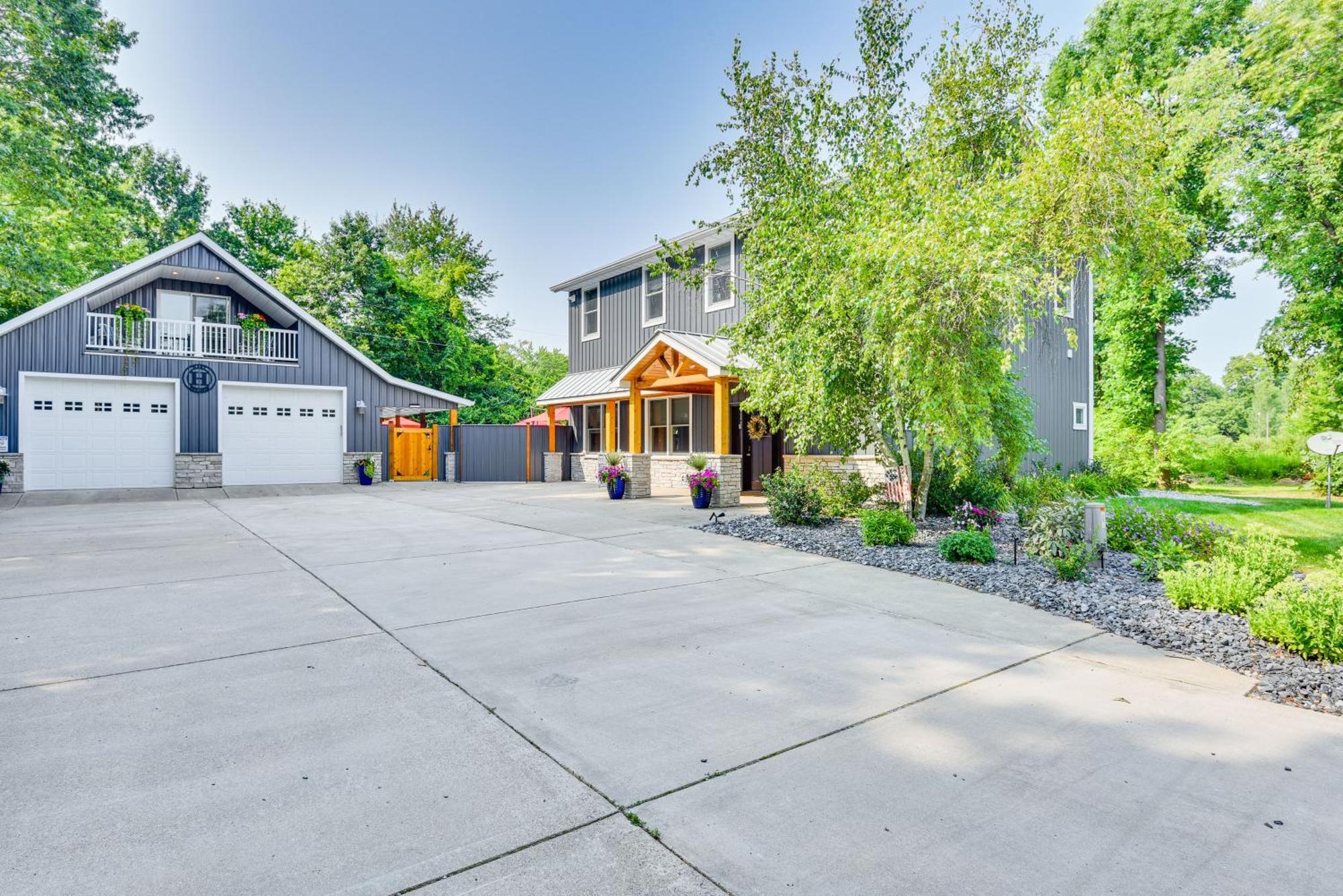 Benton Harbor Apt With Balcony And Shared Fire Pit Εξωτερικό φωτογραφία